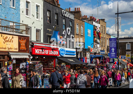 Menschen beim Einkaufen In Camden Sunday Market, Camden Town, London, UK Stockfoto