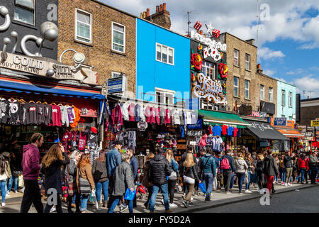 Menschen beim Einkaufen In Camden Sunday Market, Camden Town, London, UK Stockfoto