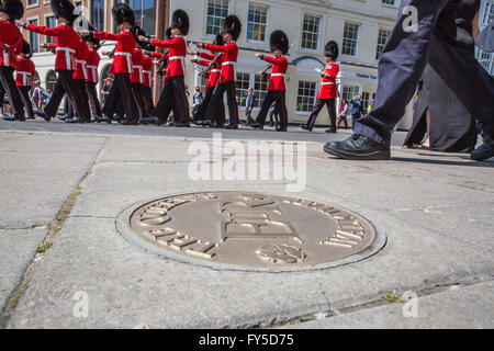 Windsor, UK. 20. Mai 2015. Ein Marker für die Königin Gehweg für die Irish Guards-Statue. Stockfoto