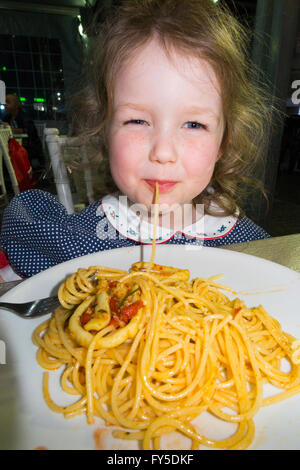 Junges Kind Mädchen Kind / Kinder im Alter von 3-4 jährige authentische echte Spaghetti-Essen im italienischen Pasta-Restaurant in Neapel Italien Stockfoto