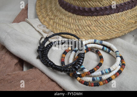 Stroh Hut, Schal, klassischen Leinen Mantel und Armbänder. Stylische Sommer-Outfit-Thema Stockfoto