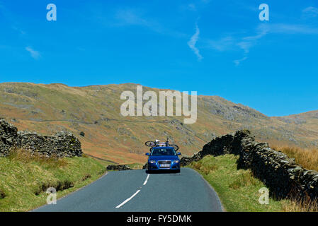 Auto absteigend Kirkstone Pass, Nationalpark Lake District, Cumbria, England UK Stockfoto