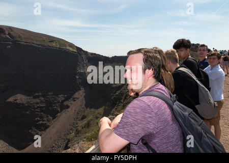 Besucher / Tourist Besucher / Touristen sehen die Krater des Mt. Mount Vesuvio / top-Gipfel des Vesuv in der Nähe von Neapel, Italien. Stockfoto