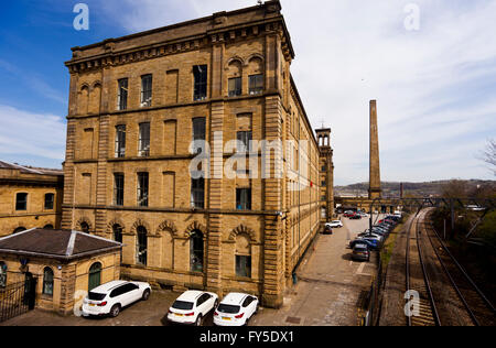 Salts Mill, gebaut von Titus Salt im Mittelpunkt der Saltaire, das Modelldorf schuf er in der Nähe von Bradford, West Yorkshire, England Stockfoto