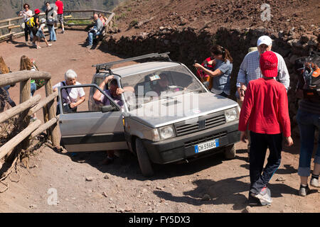 Fiat Panda 4 x 4 führt nicht zu Fuß Tourist / Touristen an die Spitze des Vesuvs summit / Mt. Vesuvio in der Nähe von Neapel, Italien Stockfoto