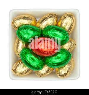 Platte mit Ostern Rückenhaut eingewickelt in bunter Folie, isoliert Stockfoto