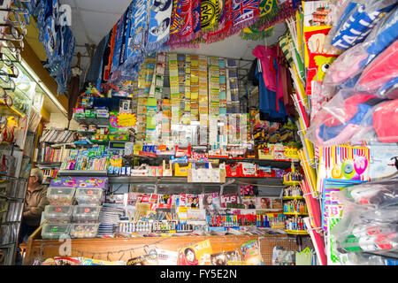 News-Agent Kiosk / Zeitungsladen Agenten Kioske / Kiosk Tabak Shop Verkauf von Zeitungen und Magazine / Zeitschriften. Neapel, Italien Stockfoto