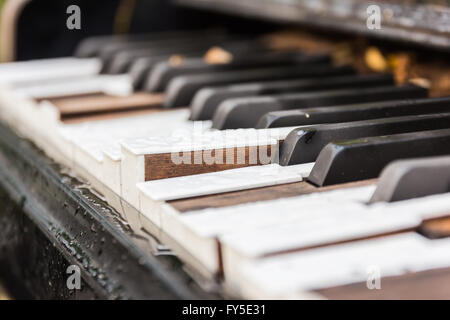Defekte alte Klaviertasten Stockfoto