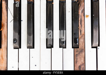 Defekte alte Klaviertasten Stockfoto
