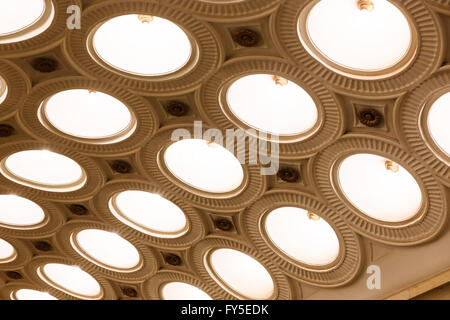 Nahaufnahme der Decke Beleuchtung Caissons der Elektrozavodskaya Metro Station auf in Moskau. Stockfoto