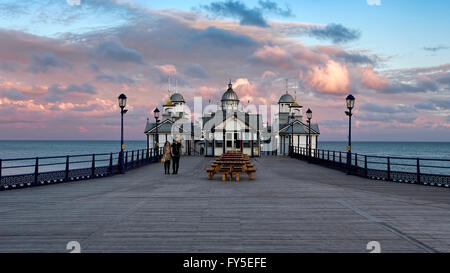 Eastbourne Pier. Ein paar Spaziergang entlang der sanierten Fläche von Terrassendielen, wo eine ehemalige Arcade im Juli 2014 durch einen Brand zerstört wurde Stockfoto