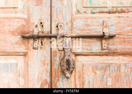 Alten Riegel auf eine hölzerne Tür Stockfoto