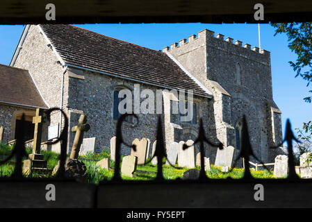 Norman Kirche des Heiligen Nikolaus in das Dorf Bramber betrachtet durch die lychgate Stockfoto