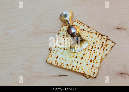 Pesach Matzo mit Wein und Matzoh jüdischen Pessach Brot Stockfoto