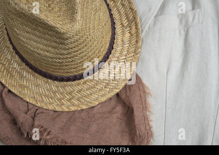 Strohhut, braunen Schal und klassische Leinen Mantel. Stylische Sommer-Outfit-Thema Stockfoto