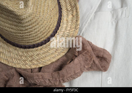 Strohhut, braunen Schal und klassische Leinen Mantel. Stylische Sommer-Outfit-Thema Stockfoto