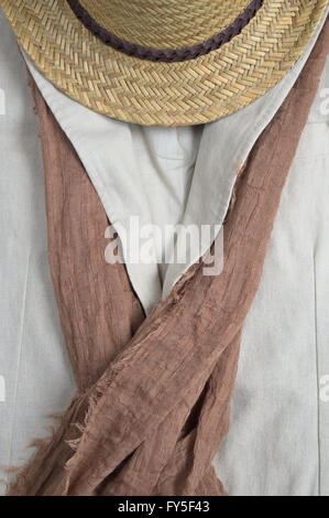 Strohhut, braunen Schal und klassische Leinen Mantel. Stylische Sommer-Outfit-Thema Stockfoto