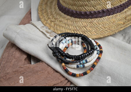 Stroh Hut, Schal, klassischen Leinen Mantel und Armbänder. Stylische Sommer-Outfit-Thema Stockfoto