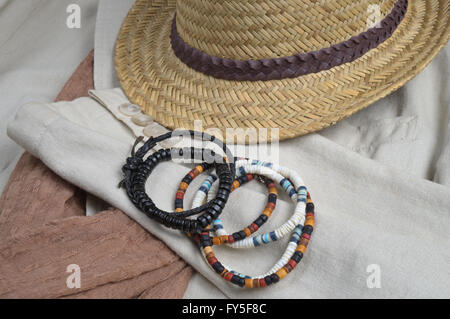 Stroh Hut, Schal, klassischen Leinen Mantel und Armbänder. Stylische Sommer-Outfit-Thema Stockfoto