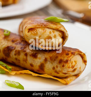 Russische gebratene gefüllte Pfannkuchen Blintzes mit Fleisch Stockfoto