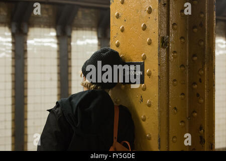 Eine Person wartet darauf, dass der L-Zug in New York City Subway Stockfoto