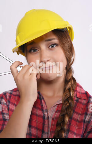 Portrait der schönen Frau Bauarbeiter mit Kompass und Bau Helm. Isolierten weißen Hintergrund. Stockfoto