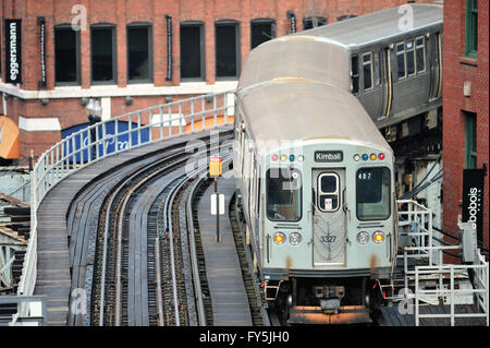 Ein CTA braune Linie Zug wie es verhandelt eine Kurve auf Hochbahn in der Chicago River North Nachbarschaft. Chicago, Illinois, USA. Stockfoto