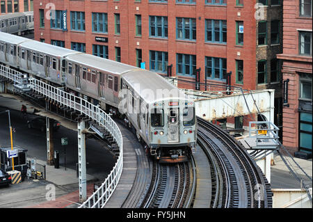 Ein CTA braune Linie Zug als es Schlangen durch ein paar enge Kurven auf erhöhten Titel, die sich in der Nähe der River North, Chicago, Illinois, USA. Stockfoto