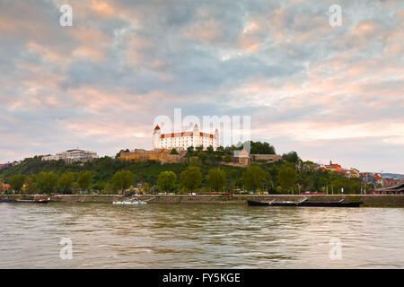 Blick auf die Burg von Bratislava über die Donau. Stockfoto