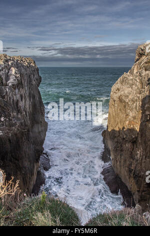 Wellen auf den Klippen von Pría, Asturien (Spanien) Stockfoto