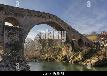 Römische Brücke über den Fluss Sella in Cangas de Onís (Asturien) Stockfoto