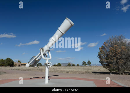 Weiße große Teleskop am outdoor für Himmelsobservatorium Stockfoto
