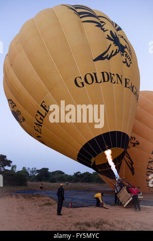 Die Inflation in einem Heißluftballon auf der Start-Punkt (Old Bagan - Myanmar). Gonflage d ' une Montgolfière Sur l'aire d'envol. Stockfoto