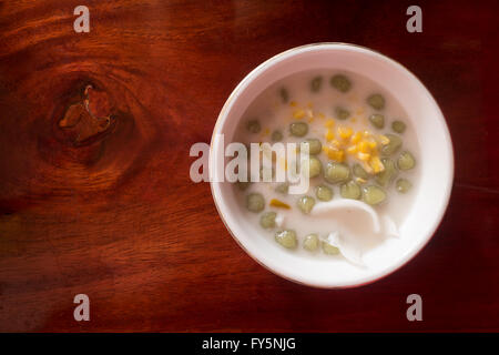 Reis-Mehl-Ball in süßer Kokosmilch mit Kokos und Mais, Bua Loi, beliebte Thai dessert Stockfoto