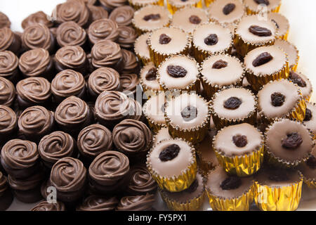 Luxus Schokolade Süßigkeiten lag auf einem Markt-Zähler, Foto mit selektiven Fokus Stockfoto