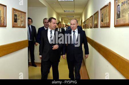 Der russische Präsident Vladimir Putin geht mit Premierminister Dmitry Medvedev, links, auf dem Weg zu einem Treffen mit dem Geeintes Russland politische Partei Kandidaten für Wahlen 20. April 2016 in Moskau, Russland. Stockfoto