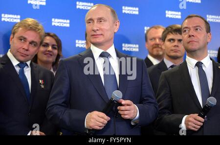 Der russische Präsident Vladimir Putin und Ministerpräsident Dmitry Medvedev, Recht, bei einem Treffen mit dem Geeintes Russland politische Partei Kandidaten für Wahlen 20. April 2016 in Moskau, Russland. Stockfoto