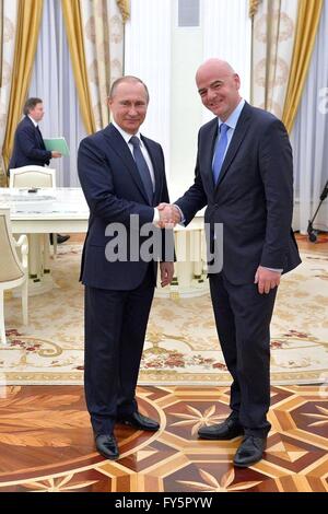 Der russische Präsident Vladimir Putin begrüßt FIFA-Präsident Gianni Infantino vor ihrem Treffen im Kreml 20. April 2016 in Moskau, Russland. Stockfoto