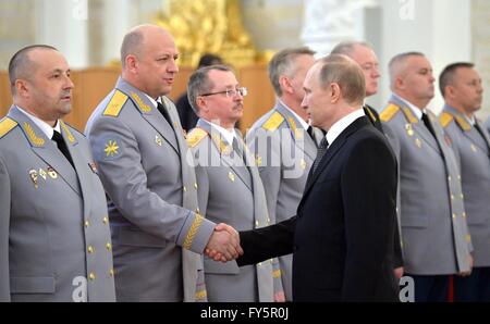 Der russische Präsident Vladimir Putin besucht eine Siegerehrung für militärischen Führungskräften im Kreml 21. April 2016 in Moskau, Russland. Stockfoto