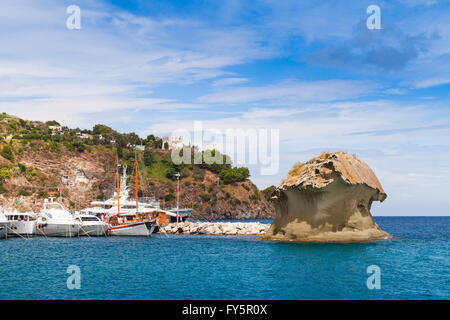 Il Fungo. Pilz-geformten Felsen in der Bucht von Lacco Ameno, Ischia, Italien Stockfoto