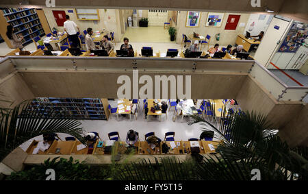 (160422)--Kairo, 22. April 2016 (Xinhua)--jordanische Studenten an Abdul Hameed Shoman öffentlichen Bibliothek in Amman Jordanien auf 18. April 2016 zu sehen sind. Abdul Hameed Shoman öffentliche Bibliothek ist die größte Bibliothek in Jordanien ein Hunderttausende verschiedener Disziplinen beinhaltet. Große Zahl der Jordanier besuchen die Bibliothek jeden Tag. Die 21. Welttag des Buches und Copyright-Tag wird am Samstag ankommen. "Ein Buch ist eine Verbindung zwischen der Vergangenheit und der Zukunft. Es ist eine Brücke zwischen den Generationen und Kulturen. Es ist eine Kraft für die Erstellung und Austausch von Weisheit und wissen. ", sagte Generaldirektor der UNESCO Irina Bokova Stockfoto