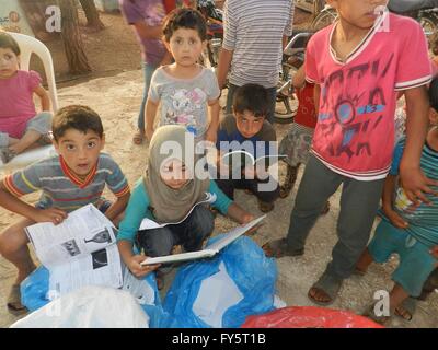 (160422)--Kairo, 22. April 2016 (Xinhua)--einige syrische Flüchtlinge Kinder lesen Bücher in einem Flüchtlingslager im Süden des Libanon, 4. August 2015. Nach den Statistiken der UNO-Flüchtlingshilfe im Libanon, 53 Prozent oder mehr als 204.000 syrische Kinder (5-17 Jahre), aus der Schule bleiben und lesen wird? einer? Luxus für sie. Die 21. Welttag des Buches und Copyright-Tag wird am Samstag ankommen. "Ein Buch ist eine Verbindung zwischen der Vergangenheit und der Zukunft. Es ist eine Brücke zwischen den Generationen und Kulturen. Es ist eine Kraft für die Erstellung und Austausch von Weisheit und wissen. ", sagte Generaldirektor der UNESCO Irina Bokova. Stockfoto