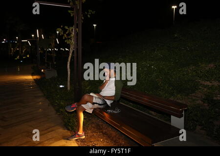 (160422)--Kairo, 22. April 2016 (Xinhua)--A junger Mann liest ein Buch in das Licht der Straßenlaterne an der Al-Shaheed-Park in Kuwait, 15. April 2106. Um die jungen Leute mehr Bücher lesen zu fördern, hält die Regierung von Kuwait ein international Book fair jährlich, zog die 508 Aussteller aus der ganzen Welt im Jahr 2015. Die 21. Welttag des Buches und Copyright-Tag wird am Samstag ankommen. "Ein Buch ist eine Verbindung zwischen der Vergangenheit und der Zukunft. Es ist eine Brücke zwischen den Generationen und Kulturen. Es ist eine Kraft für die Erstellung und Austausch von Weisheit und wissen. ", sagte Generaldirektor der UNESCO Iri Stockfoto