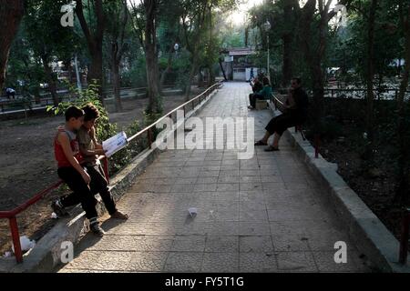 (160422)--Kairo, 22. April 2016 (Xinhua)--Shibli Brüder ein englisches Buch in einem Park in Damaskus, die Hauptstadt Syriens, 18. April 2016 zu lesen. Floh aus Allepo in Nord Syrien, Shibli Brüder ihres Vaters unter Schalen vor 3 Jahren verloren und mussten sich zurückziehen von der Schule Geld verdienen, um ihre Familie zu unterstützen. Sie arbeiten in einem Restaurant mit dem wöchentlichen Gehalt von 8 US-Dollar. "Wir wollen zur Schule gehen und lesen mehr Bücher, aber wir müssen zuerst den Hunger zu stillen", sagten sie. Die 21. Welttag des Buches und Copyright-Tag wird am Samstag ankommen. "Ein Buch ist eine Verbindung zwischen der Vergangenheit und der Zukunft. Es ist eine Brücke Stockfoto