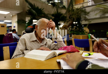 (160422)--Kairo, 22. April 2016 (Xinhua)--A jordanischen alte Mann liest ein Buch an Abdul Hameed Shoman öffentlichen Bibliothek in Amman, Jordanien, am 18. April 2016. Abdul Hameed Shoman Public Library ist die größte Bibliothek in Jordanien, darunter ein Hunderttausende? Verschiedenen Disziplinen. Große Zahl der Jordanier besuchen die Bibliothek jeden Tag. Die 21. Welttag des Buches und Copyright-Tag wird am Samstag ankommen. "Ein Buch ist eine Verbindung zwischen der Vergangenheit und der Zukunft. Es ist eine Brücke zwischen den Generationen und Kulturen. Es ist eine Kraft für die Erstellung und Austausch von Weisheit und wissen. ", sagte Generaldirektor der UNESCO Iri Stockfoto