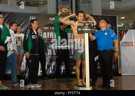 22.04.2016 gegen Ayala Center, Cebu City,Philippines.Weigh bei der WBO World Superbantamgewicht zwischen Philippinisch-amerikanischer Boxer, Nonito Donaire "The Filipino Flash" (32 Jahre W36 L3 D0) und Herausforderer aus Ungarn, Zsolt Bedak (32 Jahre W25 L1 D0). Im Bild, Nonito Donaire auf die Waage. Stockfoto