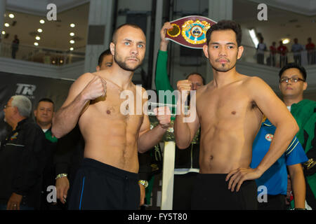 22.04.2016 gegen Ayala Center, Cebu City,Philippines.Weigh-in für die WBO Superbantamgewicht zwischen Philippinisch-amerikanischer Boxer, Nonito Donaire "The Filipino Flash" (32 Jahre W36 L3 D0) und Herausforderer aus Ungarn, Zsolt Bedak (32 Jahre W25 L1 D0). Im Bild antreten (rechts) Donaire & Bedak. Stockfoto