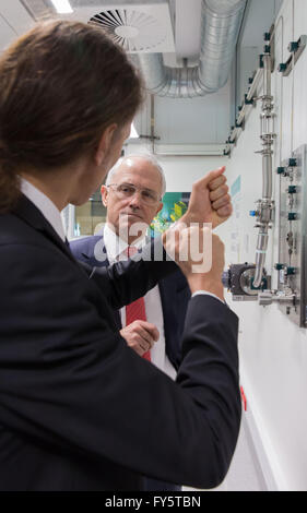 (160422)--SYDNEY, 22. April 2016 (Xinhua)--ein Forscher stellt die neueste Forschung zu australischen Premierminister Malcolm Turnbull an der Universität von New South Wales (UNSW) in Sydney, Australien, 22. April 2016. Australien behauptet, sie führt das internationale Rennen in Verständnis der Quanten-computing, nachdem Premierminister Malcolm Turnbull eine neue Forschungseinrichtung tourte. Die UNSW am Freitag enthüllt seine neue Quantum computing-Laborkomplex, verdoppelt seine Produktionskapazität als es weiterhin kostenlos erstelle ich einen Silizium-basierten Quanten-Prozessor, eine kritische Hürde in der globalen rac Stockfoto