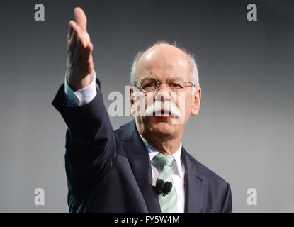 Detroit, USA. 13. Januar 2014. Vorstandsvorsitzender der Daimler AG und Leiter Mercedes-Benz Cars, Dieter Zetsche, präsentiert den neuen Mercedes-Benz C-Klasse am ersten Pressetag von der North American International Auto Show (NAIAS) in Cobo Center Detroit in Detroit, USA, 13. Januar 2014. NAIAS läuft vom 13. bis 26. Januar 2014, anfangs, dass es nur für die Presse und Auto Händler, später für die Öffentlichkeit als auch offen. Foto: ULI DECK/DPA/Alamy Live-Nachrichten Stockfoto