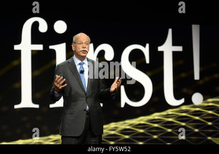 Detroit, Michigan, USA. 12. Januar 2014. Deutsch Dieter Zetsche, Vorstandsvorsitzender von Mercedes Benz, präsentiert die neue Mercedes-Benz C-Klasse bei einem Medien-Event einen Tag vor der North American International Auto Show (NAIAS) in Detroit, Michigan, USA, 12. Januar 2014 beginnen. Der North American International Auto Show ist eines der größten Auto Shows findet jedes Jahr in den USA statt und werden am 18. Januar 2014 bis 26. Januar 2014 für Presse und Händler am 13. Januar 2014 und für die Öffentlichkeit öffnen. Foto: ULI DECK/Dpa/Alamy Live-Nachrichten Stockfoto